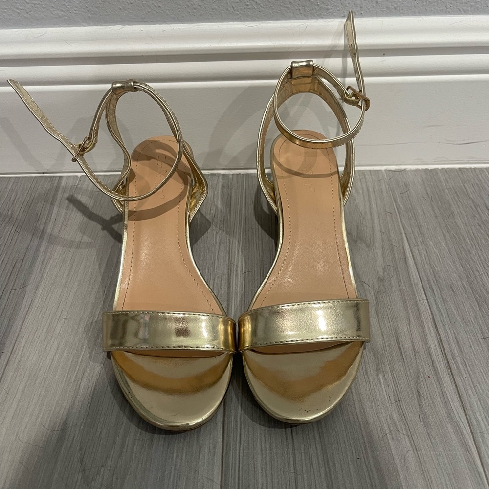 Gold, low chunky heel with ankle strap. About 2 inches. Very comfortable.